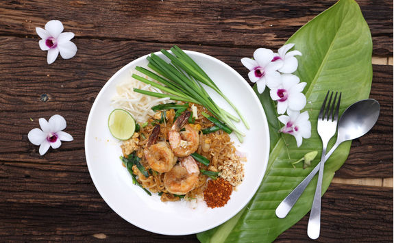 pad thai noodles with eggs sea food