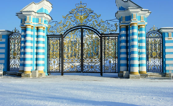 catherine palace gate snow