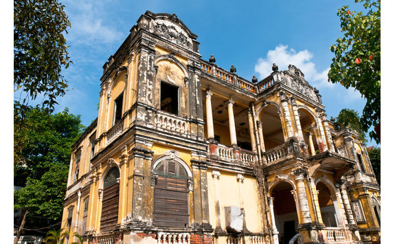 colonial mansion
