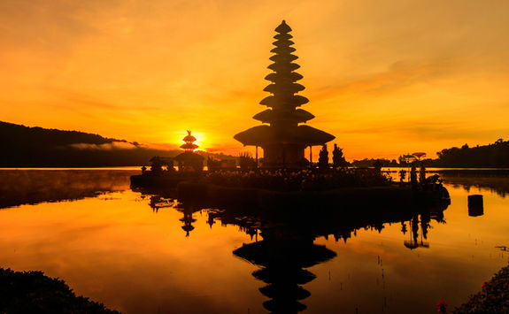 ulun danu temple sunset
