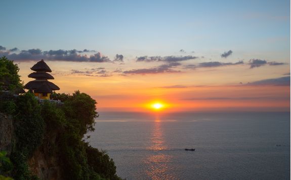 uluwatu temple and sea at sunset