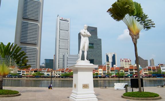sir thomas stamford bingley raffles statue with buildings at the backgroung