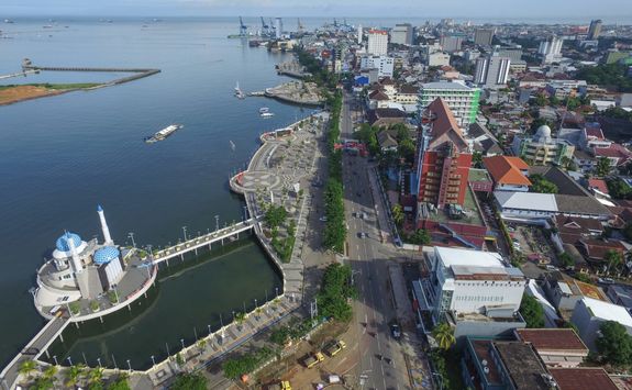 losari beach and makassar port