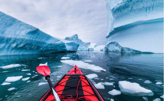 kayaking in antarctic between icebergs