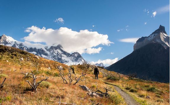 man almost at mirador cuernos