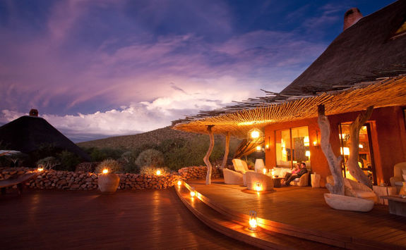 Tswalu Motsi at night