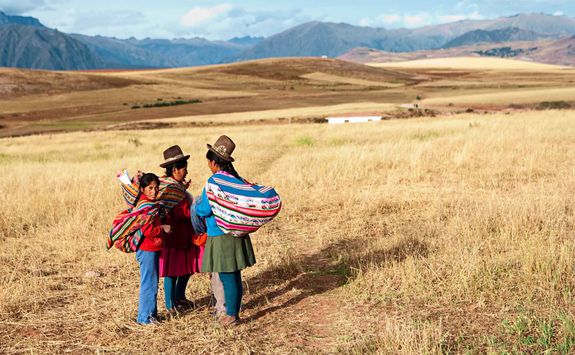 peruvian women nature