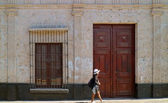 arequipa woman building