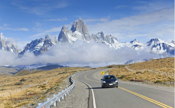 road passing mount fitz roy