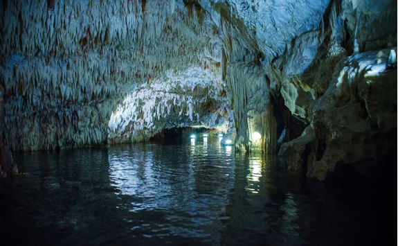 diros cave