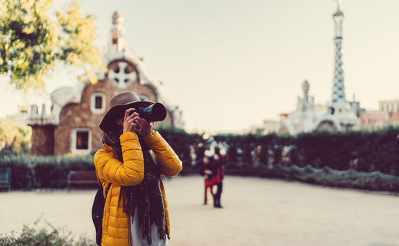 lady photographing barcelona
