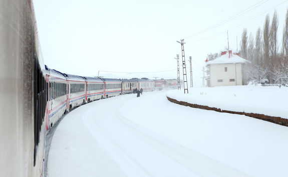Train runs to Kiruna in the snow