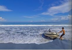 amankila beach boat