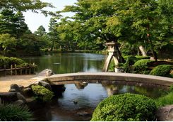 Bridge across a lake in Kenrokuen gardens
