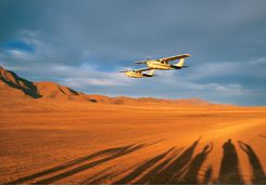 A plane flying over Wolwedans