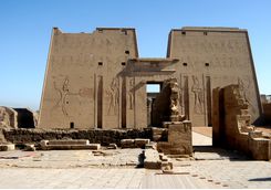 temple_of_edfu_close_up