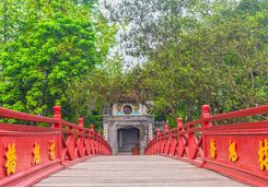 hoan kiem lake bridge