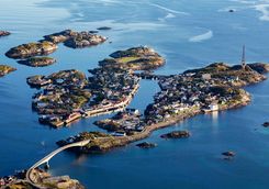 View of the village of Hennigsvaer