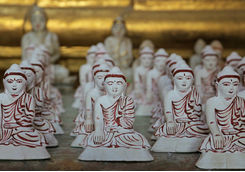 Thanboddhay Pagoda statues