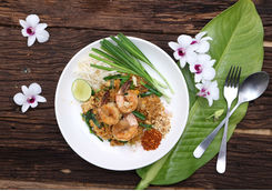 pad thai noodles with eggs sea food