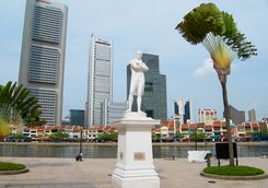 sir thomas stamford bingley raffles statue with buildings at the backgroung