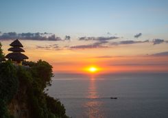 uluwatu temple and sea at sunset