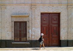 arequipa woman building