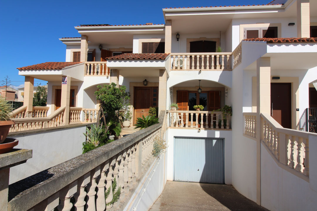 ADOSADO DE 5 HABITACIONES Y TRES PLANTAS