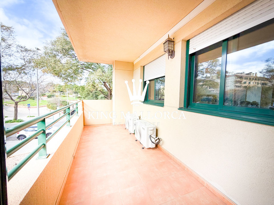 Luminoso Piso de 90 m², 2 dormitorios, 2 baños, cocina, ascensor, jardín , piscina comunitaria, garaje y trastero. Son Cotoner, Palma.