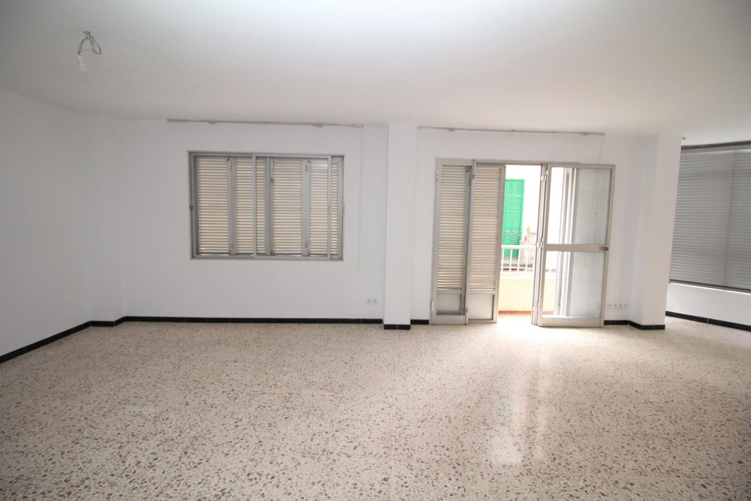 LLUCMAJOR PUEBLO: SE ALQUILA GRAN PISO DE 4 DORMITORIOS SIN AMUEBLAR, CON PATIO Y COCHERA