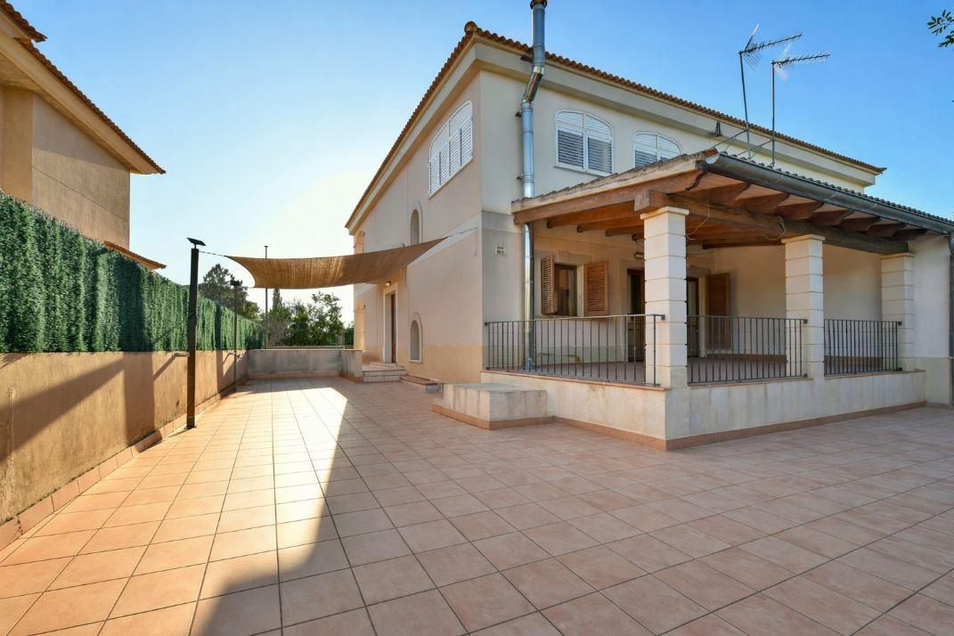 ☀️ Chalet adosado con terrazas, garaje y chimenea en zona residencial de Marratxí