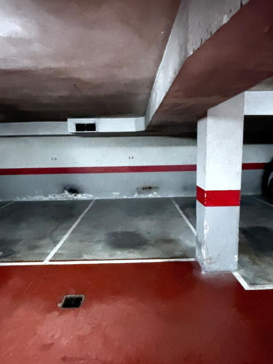 Plaza de aparcamiento en el centro.