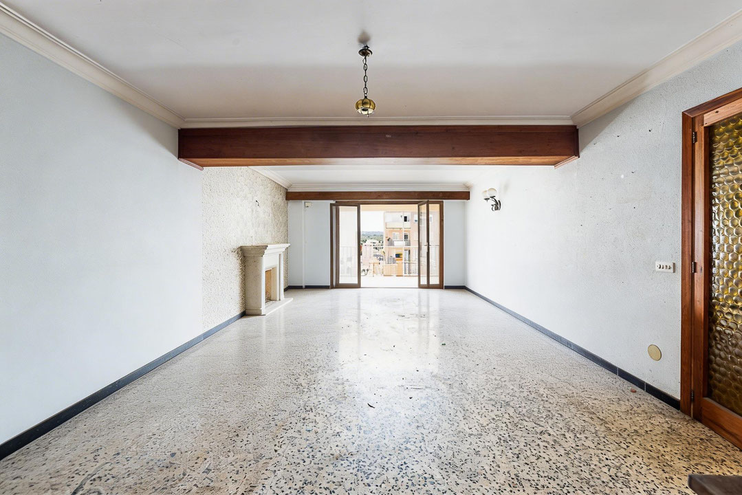 SE VENDE AMPLIO PISO  A 3 MINUTOS DE LA PLAYA CON GRAN POTENCIAL DE REFORMA EN S’ARENAL