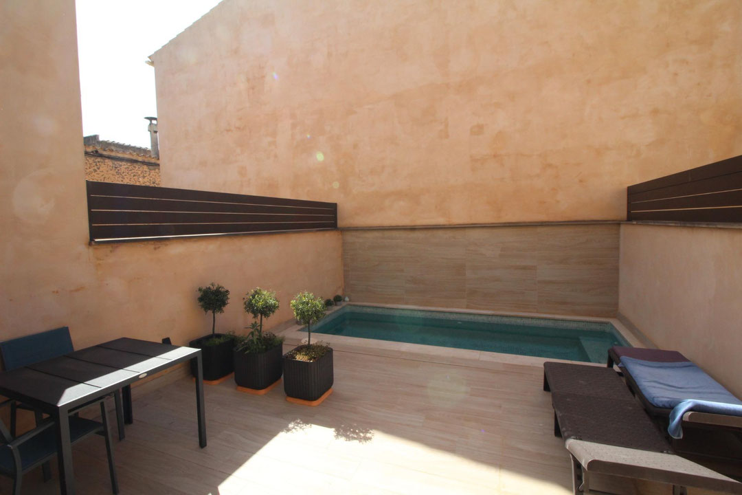 Moderna casa adosada de 3 habitaciones con piscina, patio y parking en construcción 2020