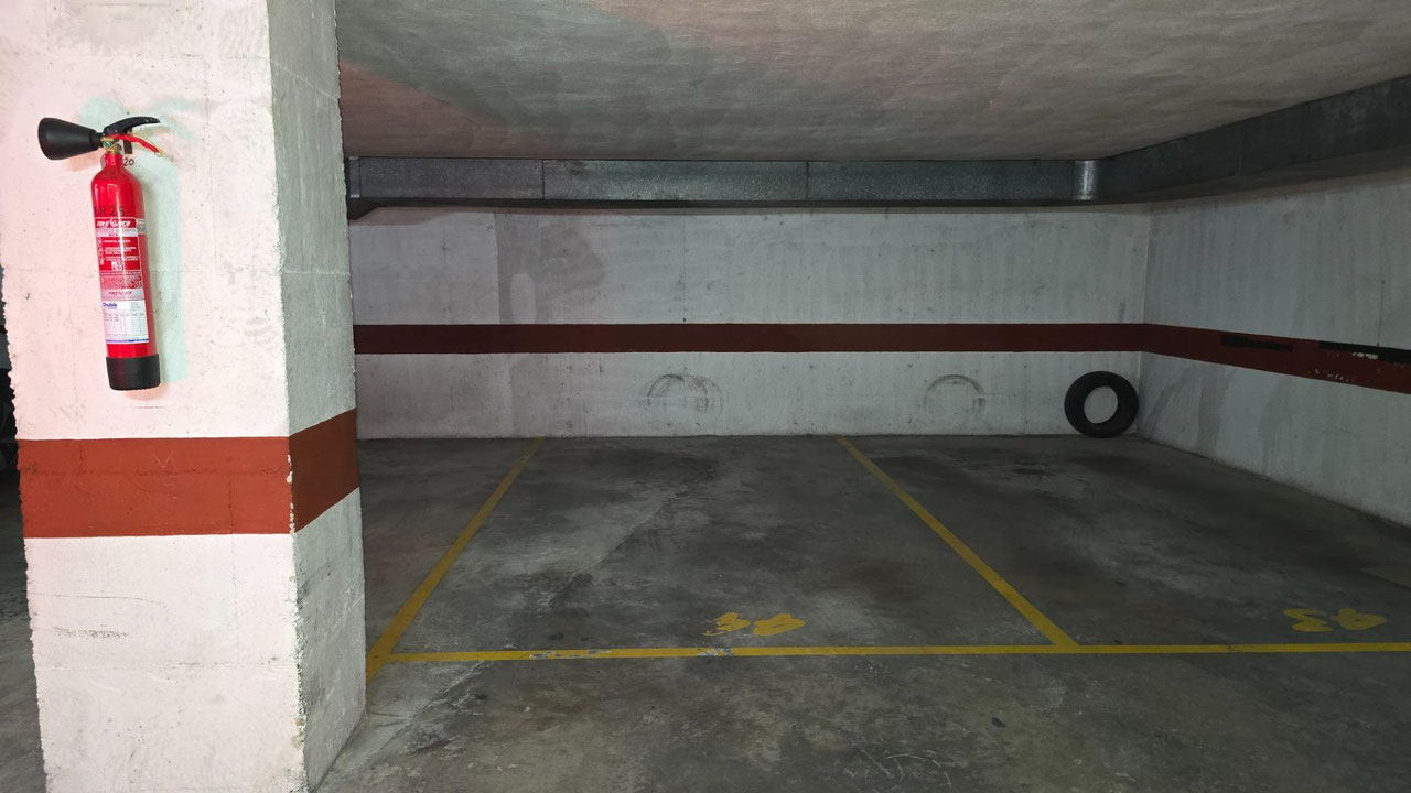 Parking en calle Bartomeu Rosselló-Pòrcel para coche grande.