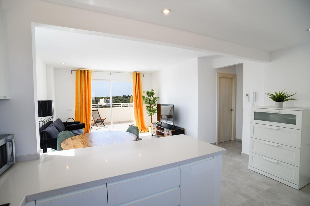 Moderno apartamento en venta en la Marina de Cala d'Or con vistas, piscina y parking.