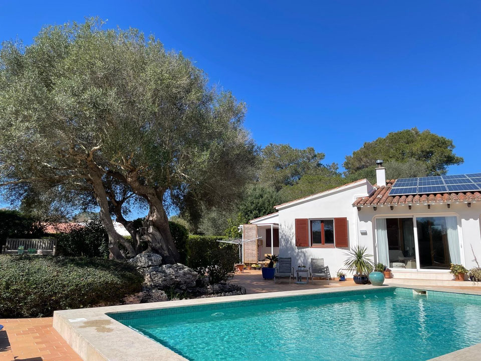 CHALET CON ESPECTACULAR JARDIN Y PISCINA