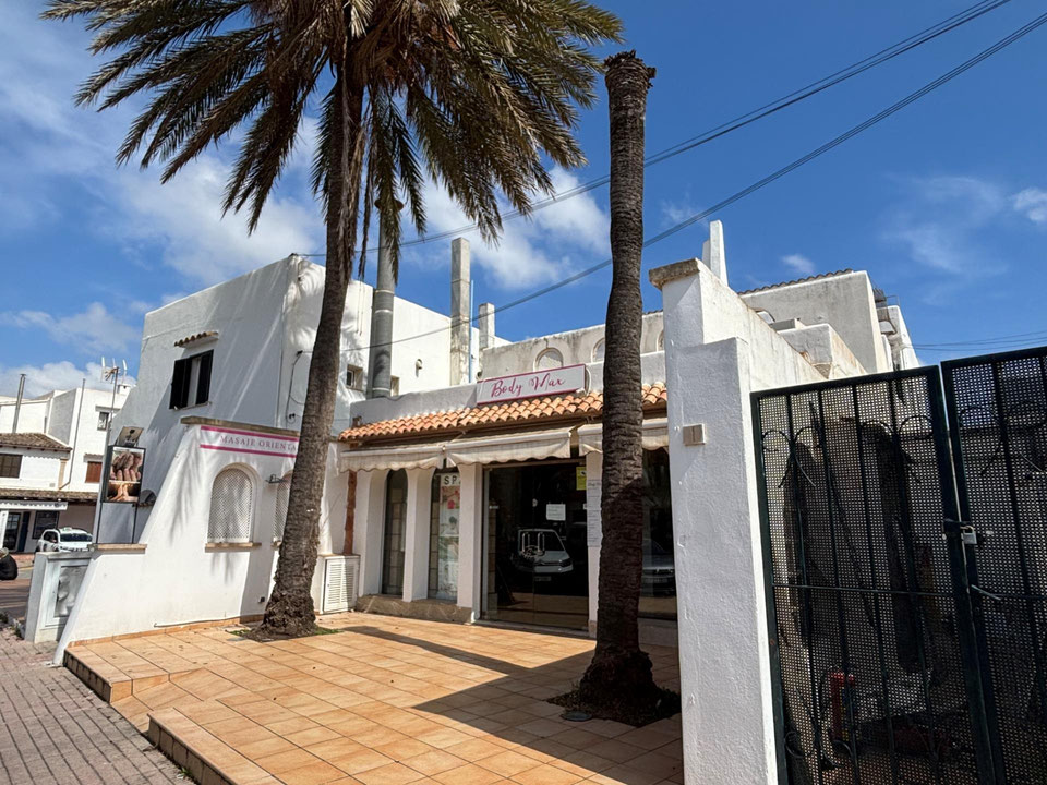 Amplio Local Comercial en el Corazón de Cala d'Or - Oportunidad Única