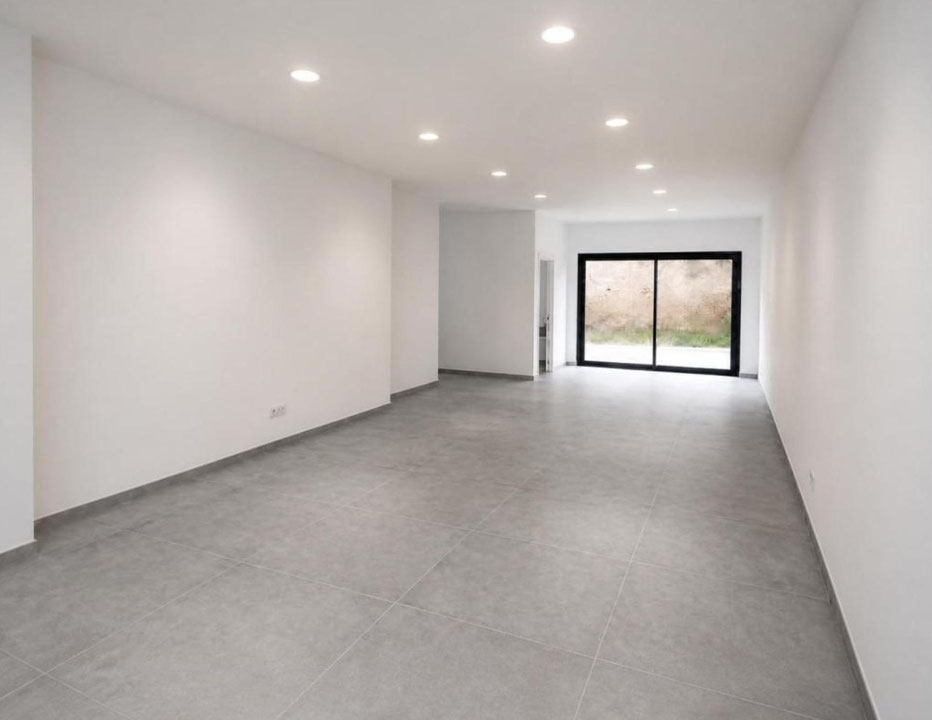 OPORTUNIDAD DE NEGOCIO: SE VENDE LOCAL COMERCIAL DE OBRA NUEVA CON PATIO Y TERRAZA EN LLUCMAJOR.