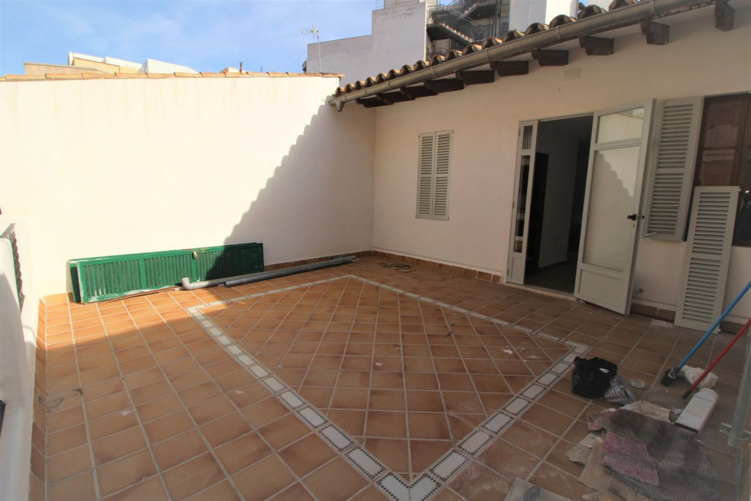 ZONA RAMBLAS, PISO RECIEN REFORMADO! CON AMPLIA TERRAZA, MUY LUMINOSO Y CENTRICO.