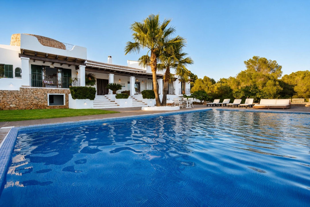 Exclusiva villa de lujo con torreón de inspiración ibicenca en Puntiró !