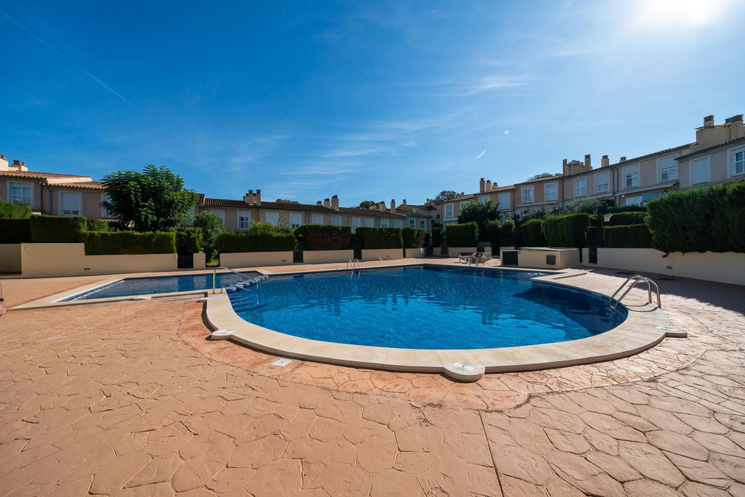 Adosado muy luminoso con garaje particular, 2 terrazas, piscina comunitaria, pista de squach en exclusiva zona de Son Xigala