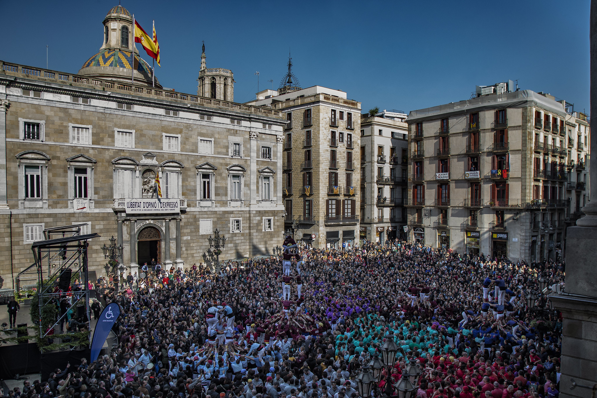 La plaça Sant Jaume plena a vessar durant una jornada de castells