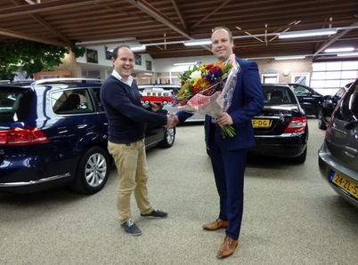 Ikwilvanmijnautoaf.nl overhandigd VW Microbus aan Auto Synyco