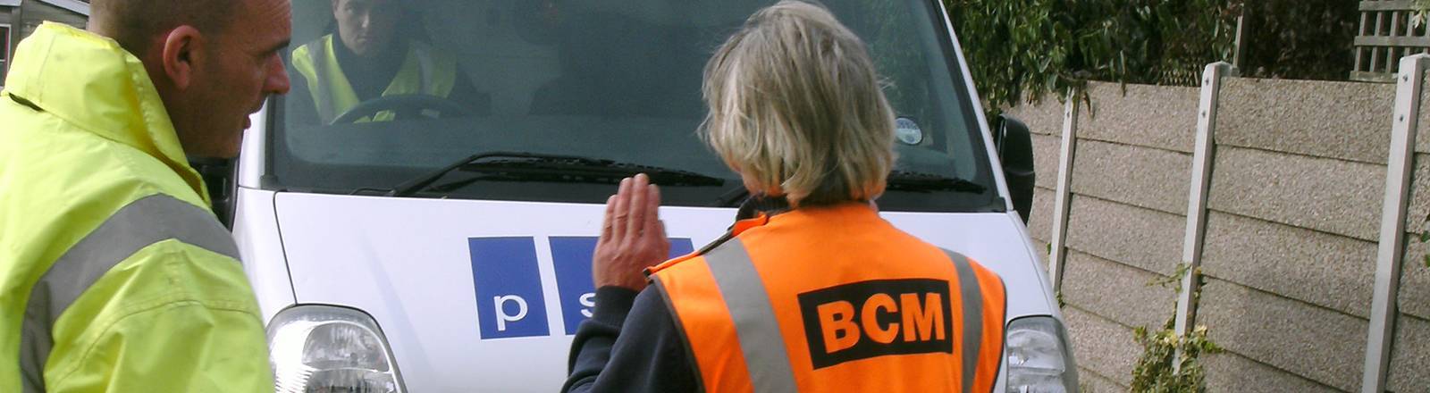 Teaching vehicle banksman training onsite - Project Skills Solutions