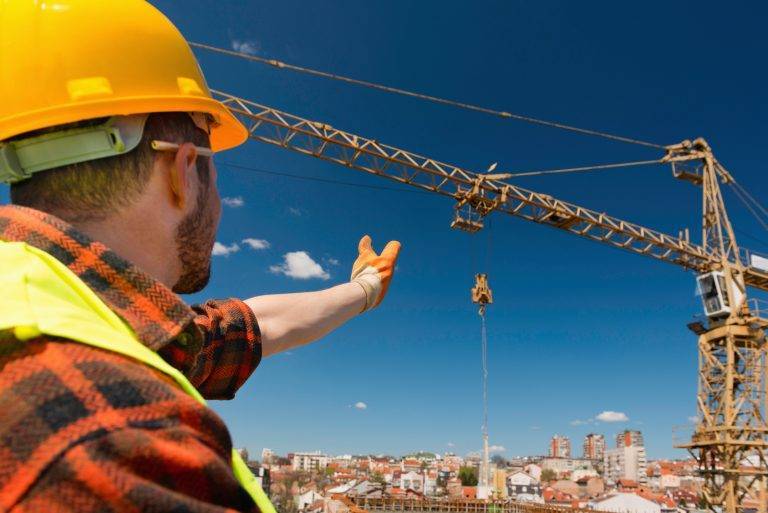 Slinger/signaller CPCS courses Nationwide - worker directing and signalling to crane.