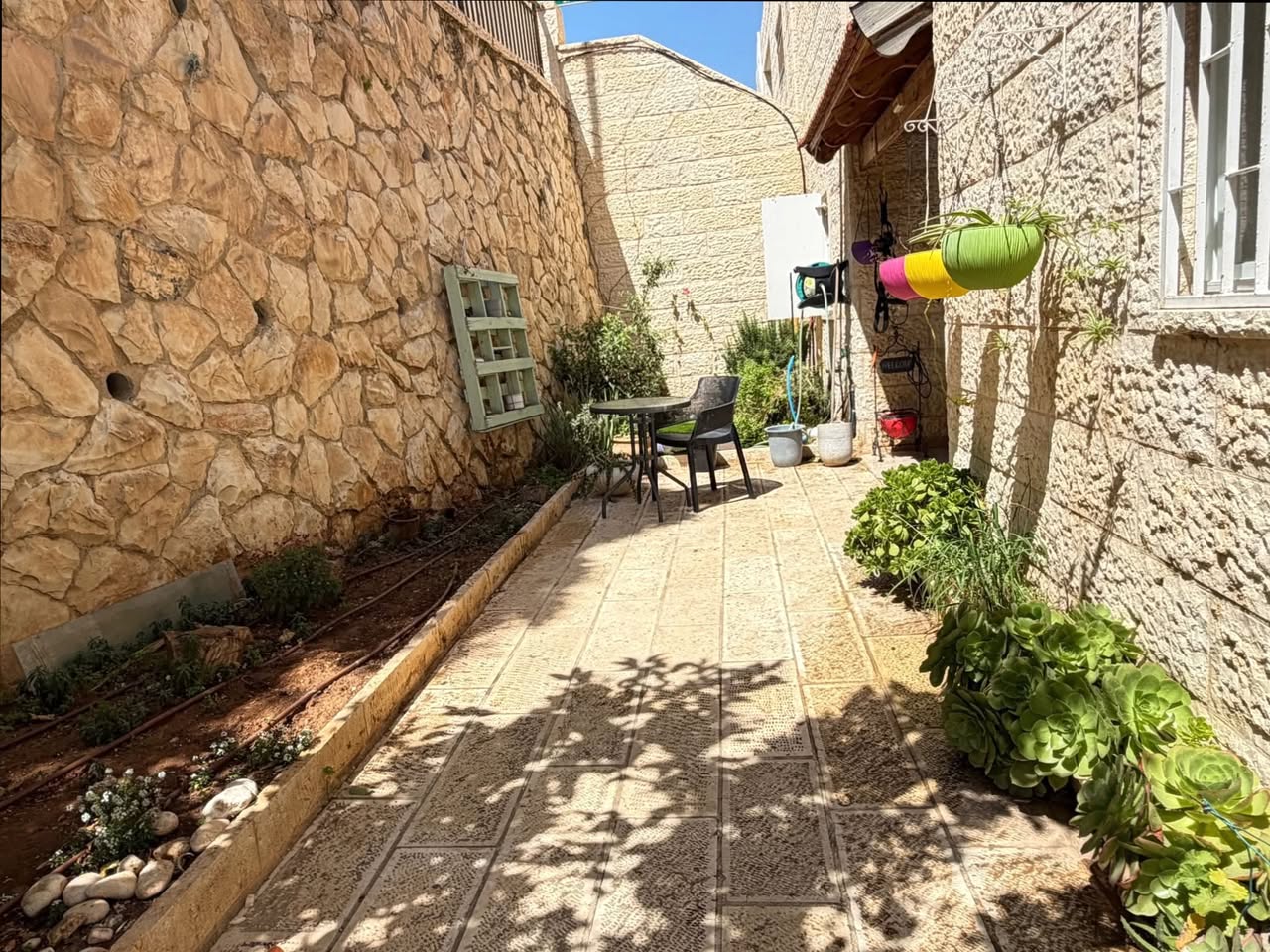 האלה, שכונה 06, מעלה אדומים