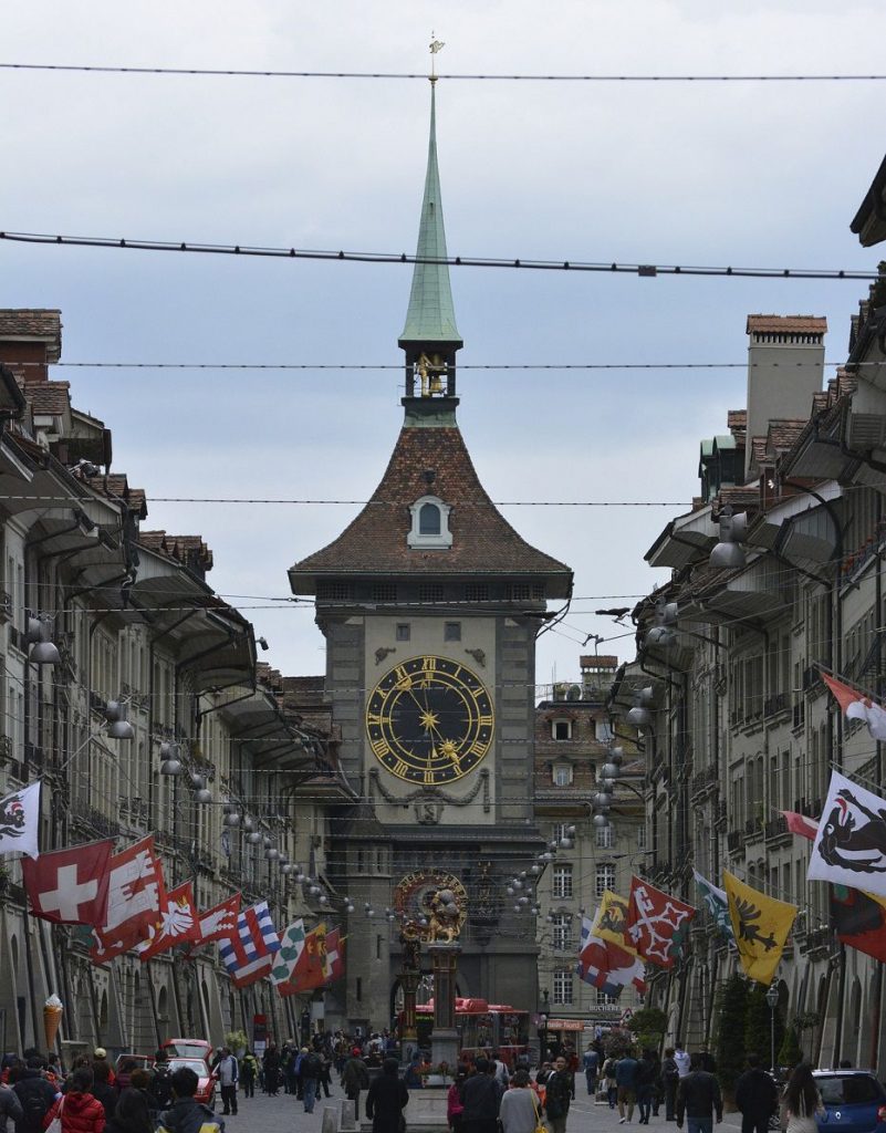 Zytglogge und Gerechtigkeitsgasse mit Laubengängen in der Berner Altstadt