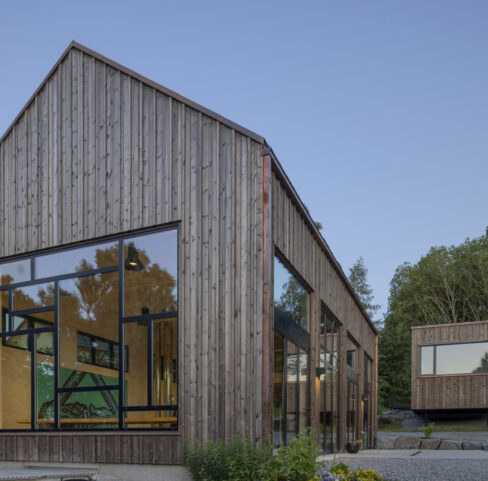 Den nye Kunstlåven på Wergelandshaugen i Eidsvoll med stor Schüco gavlvinduet i Mondrian-stil levert av Alu-Team.