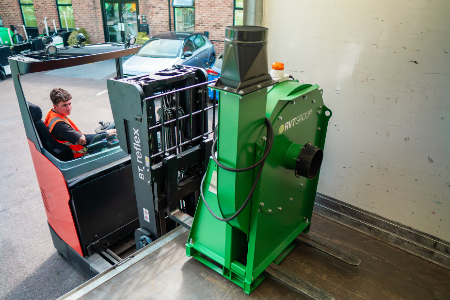 Logistics loading kit on to a lorry